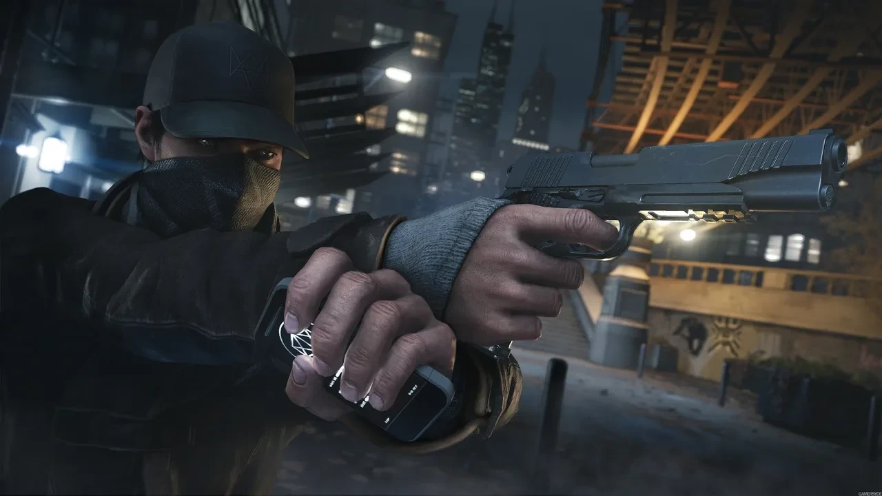 Aiden Pearce, casquette et masque sur le visage, braque un pistolet dans une rue de Chicago de nuit dans Watch Dogs
