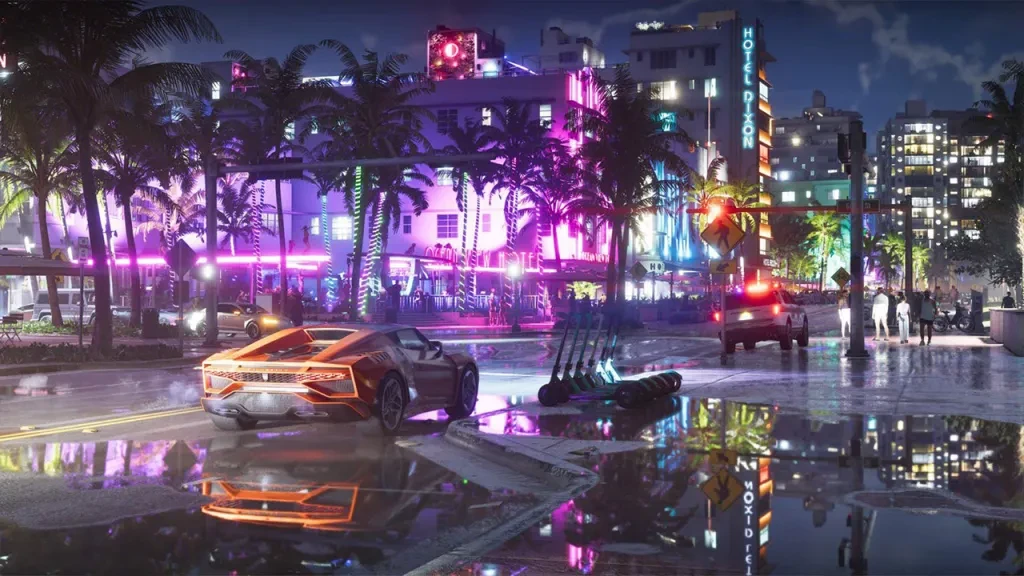 GTA 6 : voiture orange sur une route mouillée de Vice City la nuit, avec les néons de l'hôtel reflétés dans les flaques