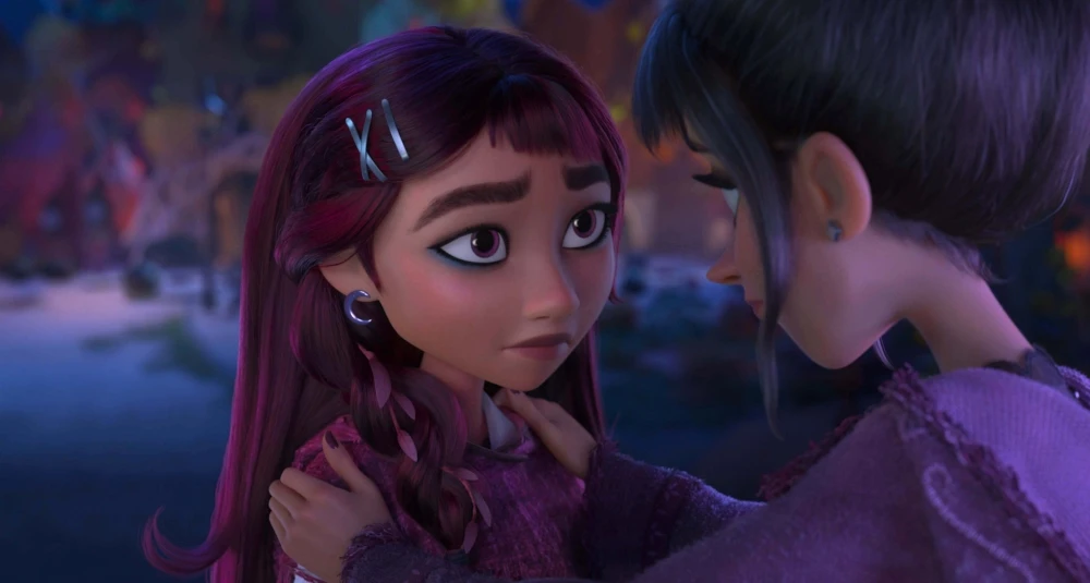 Billie, adolescente aux cheveux violets, face à sa mère dans une scène nocturne du film d'animation Hexed de Disney