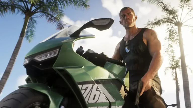 Un personnage de GTA 6 devant une moto sportive verte, sous les palmiers de Leonida