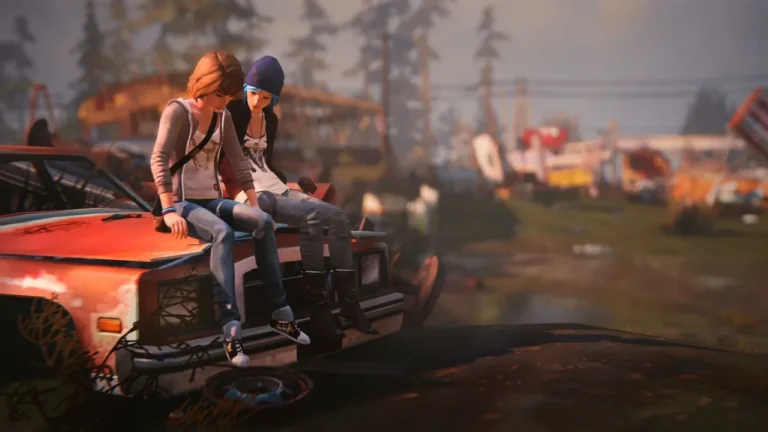 Max et Chloé assises sur le capot d'une voiture dans une casse, dans Life is Strange