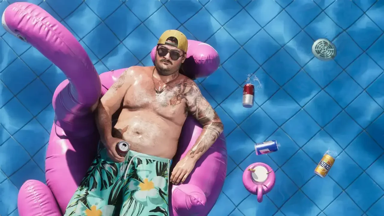 Un homme en bob et lunettes de soleil flotte sur une bouée flamant rose dans une piscine, avec des canettes autour de lui, visuel de GTA 6