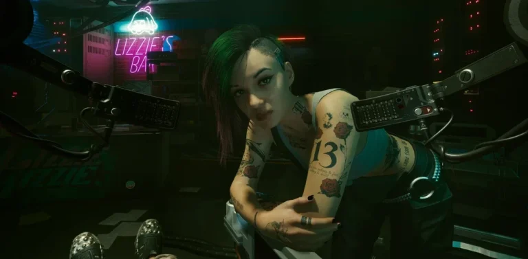 Judy Alvarez dans son studio, sous l'enseigne néon Lizzie's Bar, dans Cyberpunk 2077
