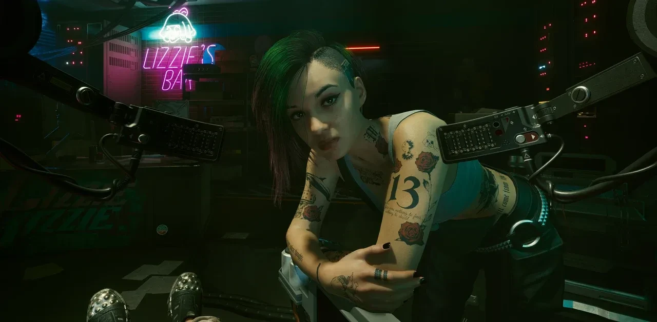 Judy Alvarez dans son studio, sous l'enseigne néon Lizzie's Bar, dans Cyberpunk 2077