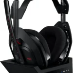 Casque gaming sans fil Logitech G Astro A50 Gen 5 noir et rouge posé sur sa station d'accueil