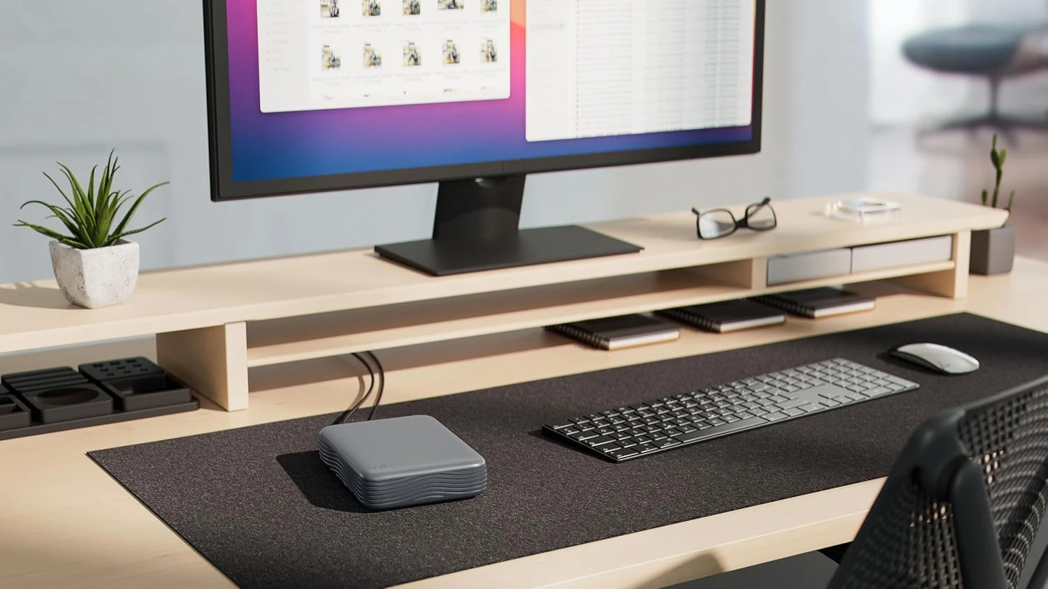 Disque dur externe Seagate Expansion Desktop 8 To posé sur un bureau avec écran, clavier et souris