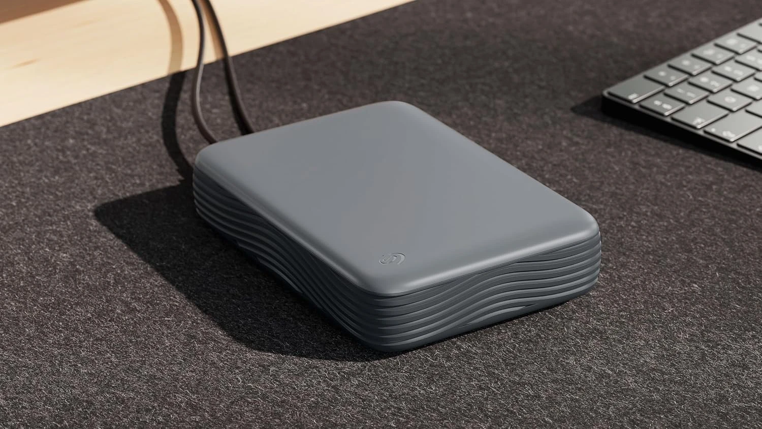 Disque dur de bureau Seagate Expansion 8 To vu de près avec son câble