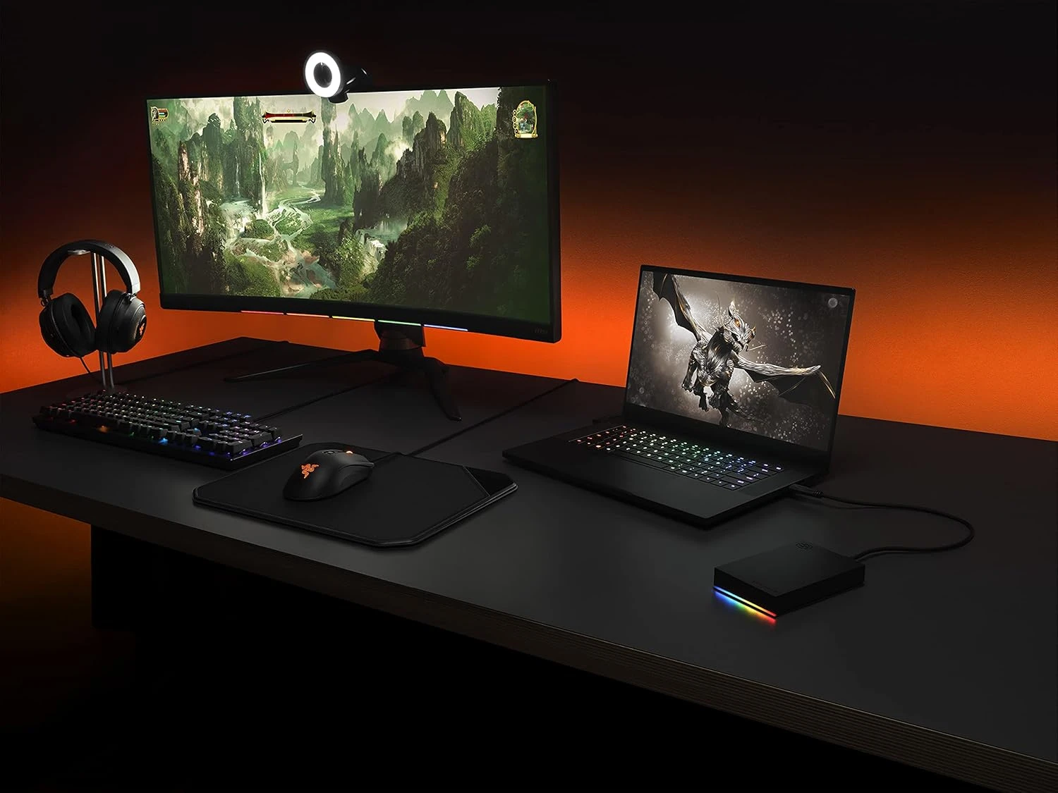Disque dur externe Seagate FireCuda Gaming Hard Drive branché à un PC portable dans un setup gaming