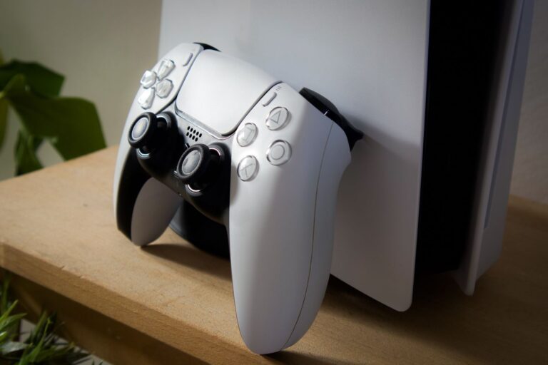 Console PlayStation 5 blanche posée avec une manette DualSense